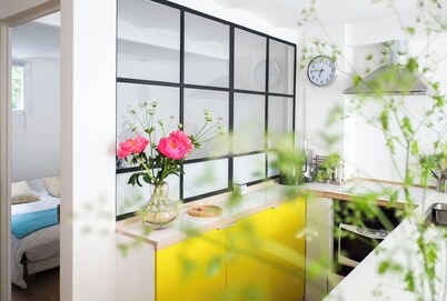 Apartamento de 3 habitaciones en la planta baja con vistas a una pequeña terraza.