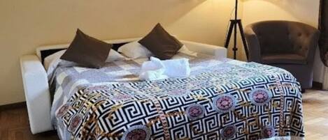 3 bedrooms, in-room safe, iron/ironing board, free WiFi