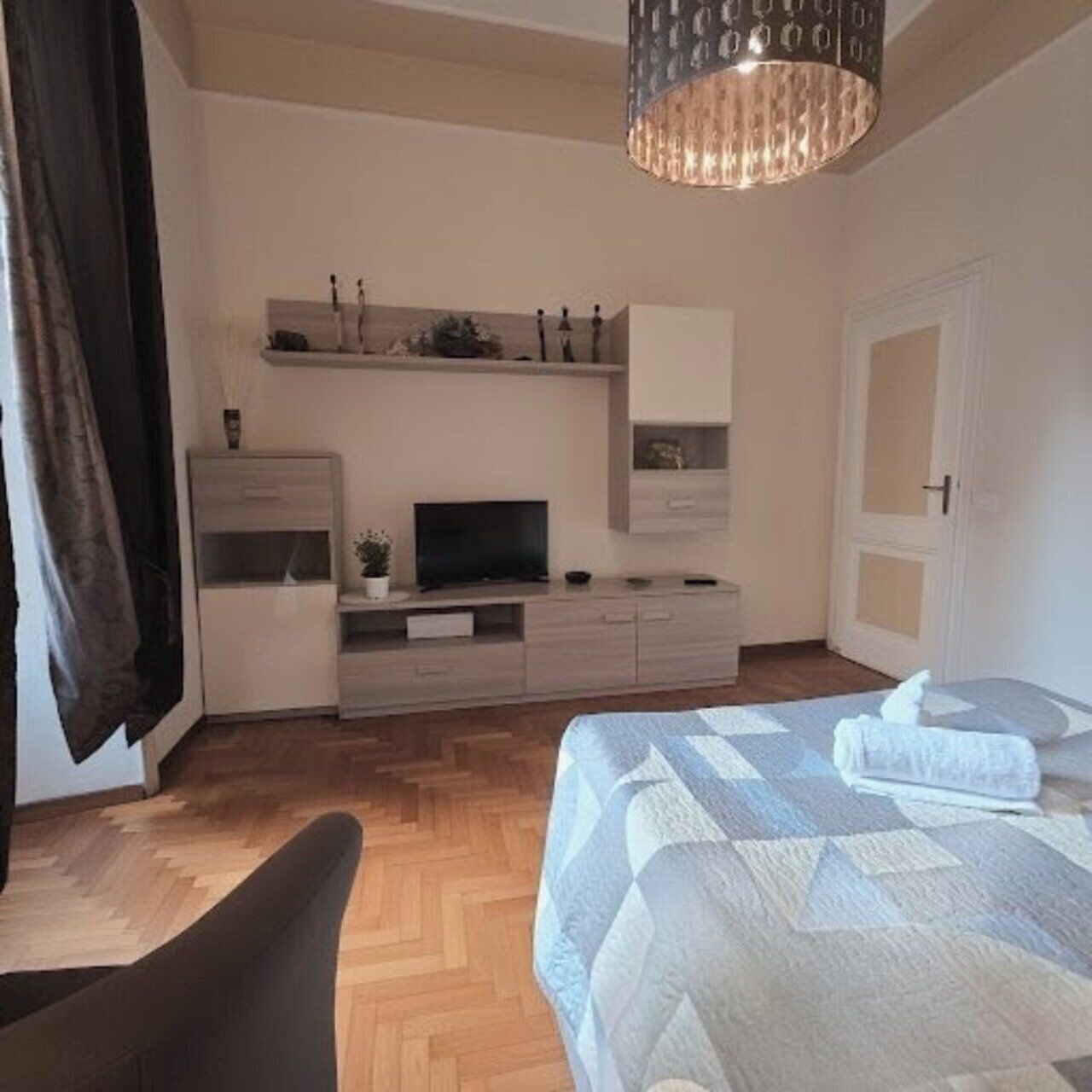 3 bedrooms, in-room safe, iron/ironing board, free WiFi