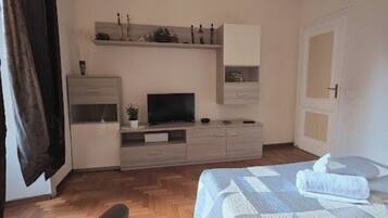 3 bedrooms, in-room safe, iron/ironing board, free WiFi