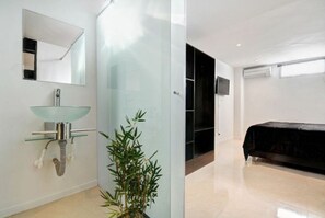 2 habitaciones, tabla de planchar con plancha, wifi y ropa de cama 