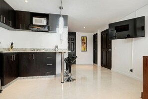 Refrigerador, microondas, horno y cafetera y tetera 