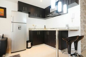 Refrigerador, microondas, horno y cafetera y tetera 