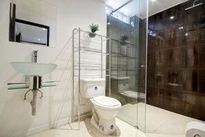 Tina con regadera y toallas 