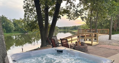 Cedar Bend Cabin con bañera de hidromasaje para 6 personas.