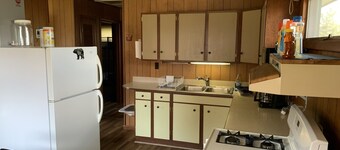 Glacier Get Away Cabin-Great rates. Convenient location, clean, comfy, mtn view.