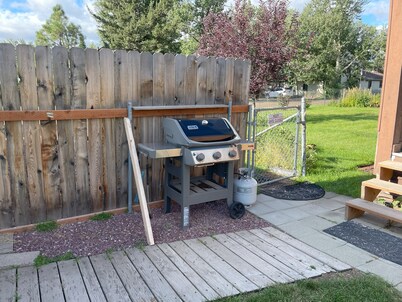 Glacier Get Away Cabin: Clean, conveniently located, large yard, mountain view.