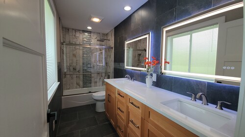 Gorgeous Huge 6-8BR Heart of Seattle—One Block from Lake