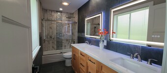 Gorgeous Huge 6-8BR Heart of Seattle—One Block from Lake