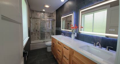 Gorgeous Huge 6-8BR Heart of Seattle—One Block from Lake