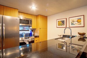 Geladeira, micro-ondas, fogão, cooktop