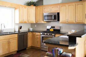 Fridge, microwave, oven, stovetop - Sunny View Cottage in the Beautiful Wine Country  (Santa Rosa)