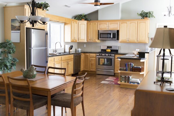 Fridge, microwave, oven, stovetop - Sunny View Cottage in the Beautiful Wine Country  (Santa Rosa)