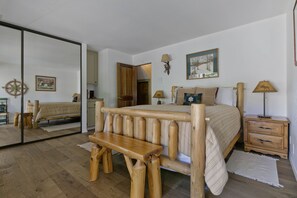 3 sovrum, värdeförvaringsskåp på rummet och skrivbord