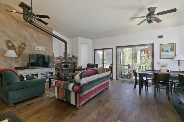 Smart TV, fireplace, DVD player, offices