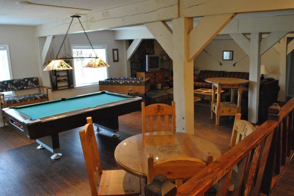 Family Retreat with huge Gameroom, Great Mountain Views and 1/2 mile to Midtown!