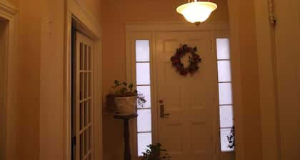Leslie's Retreat: Spacious home ideally located to everything