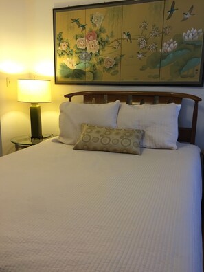 5 slaapkamers, een bureau, een strijkplank/strijkijzer, reisbedje