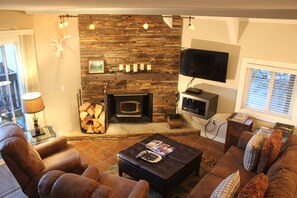 Smart TV, chimenea, reproductor de DVD y tenis de mesa 