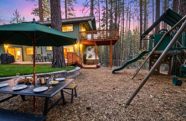 Outdoor dining - Walk to Skiing (Heavenly) | Hot Tub, Bocce & more (South Lake Tahoe)