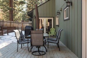 Outdoor dining - Walk to Skiing (Heavenly) | Hot Tub, Bocce & more (South Lake Tahoe)