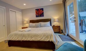 3 bedrooms, iron/ironing board, WiFi, bed sheets - Walk to Skiing (Heavenly) | Hot Tub, Bocce & more (South Lake Tahoe)