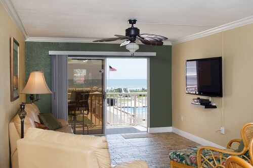 Pool/Beach View Condo 