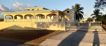 4Br, 5Bath, 5 minutes to Beach AC Home