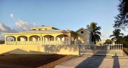 4Br, 5Bath, 5 minutes to Beach AC Home
