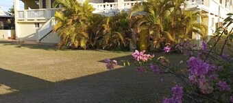 4Br, 5Bath, 5 minutes dr to Beach AC Home