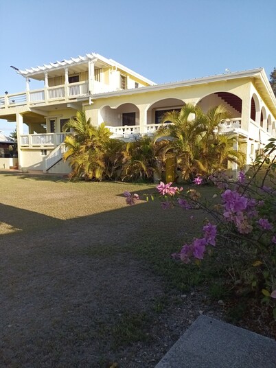 4Br, 5Bath, 5 minutes dr to Beach AC Home