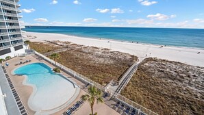 Ett hotell med pool, tillgång till stranden och utsikt över havet.