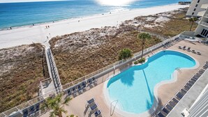 Ett semesterhotell med pool, tillgång till stranden och utsikt över havet.