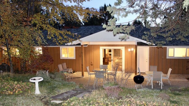 A house with a covered patio, outdoor seating, and a barbecue grill. - West Hills HideAway, a 3-Bedroom Gem in the Hills of Bend (Bend)