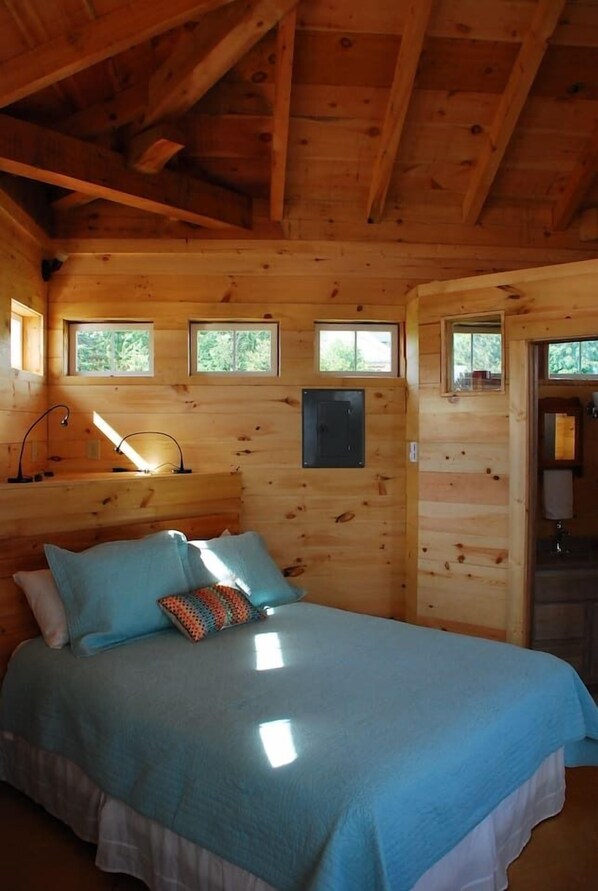 WiFi, bed sheets - The Lighthouse. unique lodging overlooking the harbor. Sauna special! (Grand Marais)