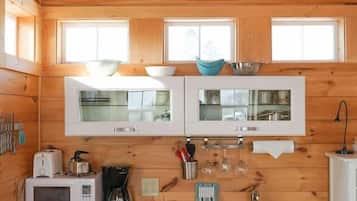 Een koelkast, een magnetron, een kookplaat