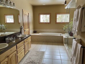 وحدات دش مع أحواض استحمام، حوض استحمام بنظام ضخ المياه، مجففات شعر