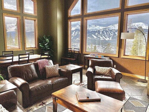 8 bedrooms, amazing views, hot tub, theater, ski shuttle, 1 mile to town!