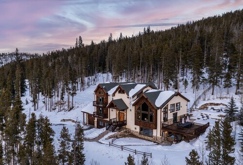 8 bedrooms, amazing views, hot tub, theater, ski shuttle, 1 mile to town!