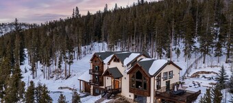 8 bedrooms, amazing views, hot tub, theater, ski shuttle, 1 mile to town!