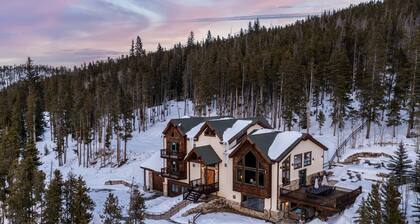 8 bedrooms, amazing views, hot tub, theater, ski shuttle, 1 mile to town!