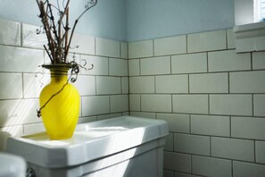 Haartrockner, Handtücher, Toilettenpapier
