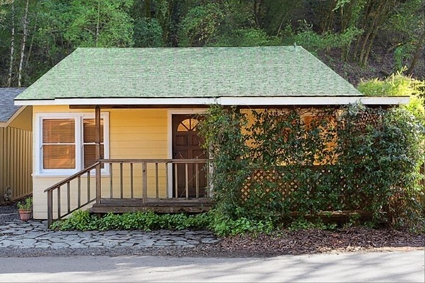 Beautiful cottage on Fitch Mountain. Star Jasmine covered front porch.