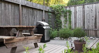 Updated Healdsburg River Cottage: Minutes from Plaza, Tasting Rooms & Vineyards