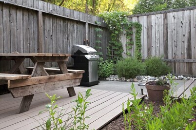 Updated Healdsburg River Cottage: Minutes from Plaza, Tasting Rooms & Vineyards