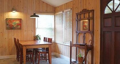 Updated Healdsburg River Cottage: Minutes from Plaza, Tasting Rooms & Vineyards