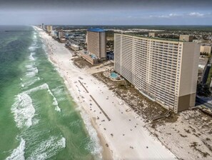 Plage, chaises longues
