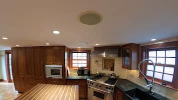 Geladeira, micro-ondas, fogão, cooktop