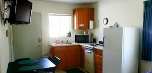 Réfrigérateur, micro-ondes, plaque de cuisson, cafetière/bouilloire