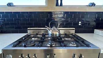 Een koelkast, een magnetron, een oven, een kookplaat